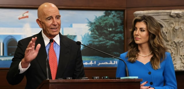 Les émissaires américains Tom Barrack (g) et Morgan Ortagus (d), lors d'une déclaration à l'issue d'une réunion avec le président libanais au palais présidentiel de Baabda, le 26 août 2025 au Liban