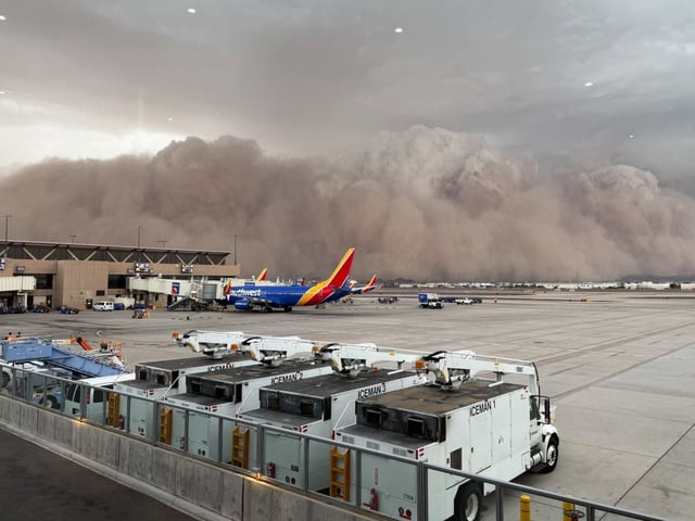 Muro de polvo cubriendo diversos vuelos en el aeropuerto de Phoenix. (AFP)