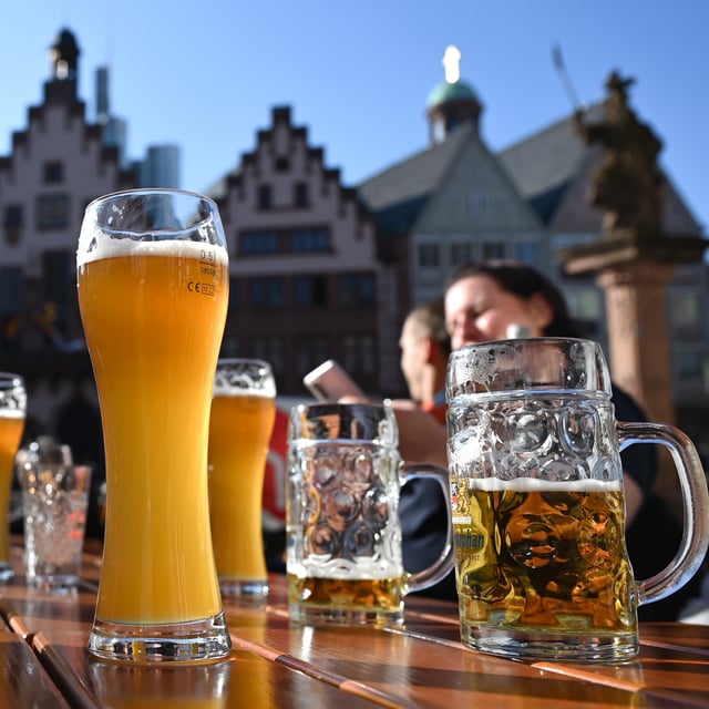 Ein Bier in der Sonne, wie hier im Außenbereich einer Gaststätte auf dem Frankfurter Römerberg, gönnen sich die Menschen in vielen Ländern immer seltener. Darunter leiden auch die deutschen Brauereien.