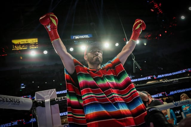ARCHIVO - El pugilista Julio César Chávez Jr. llega para su combate contra Jake Paul, en Anaheim, California, el 28 de junio de 2025. (AP Foto/Etienne Laurent, archivo)