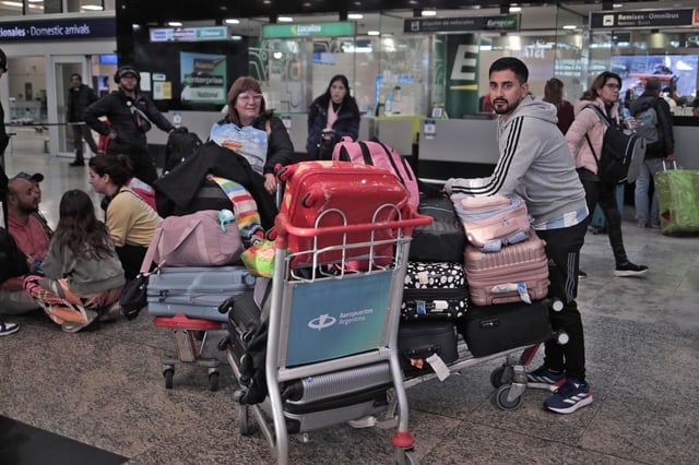 Claudia Villegas y su familia, recién llegados de Bolivia, tenían previsto embarcar esta mañana rumbo a su casa en Neuquén