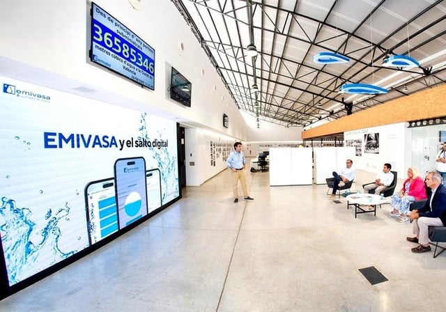 Imagen de la visita de la presidenta de Emivasa a las instalaciones del polígono Vara de Quart