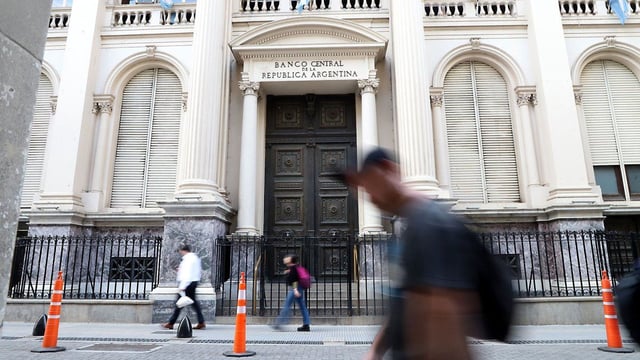 El BCRA subió los encajes al 53,5% y crece el malestar en los bancos.