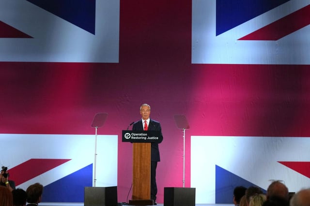 El líder del partido británico Reform, Nigel Farage, habla con periodistas en una conferencia de prensa en un hangar del Aeropuerto de Oxford en Kidlington, Inglaterra, el martes 26 de agosto de 2025. (AP Foto/Joanna Chan)