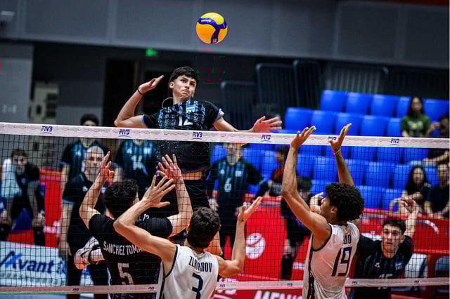 La selección argentina masculina de vóley U21 avanzó a octavos de final del Mundial 2025. (Prensa FeVA)
