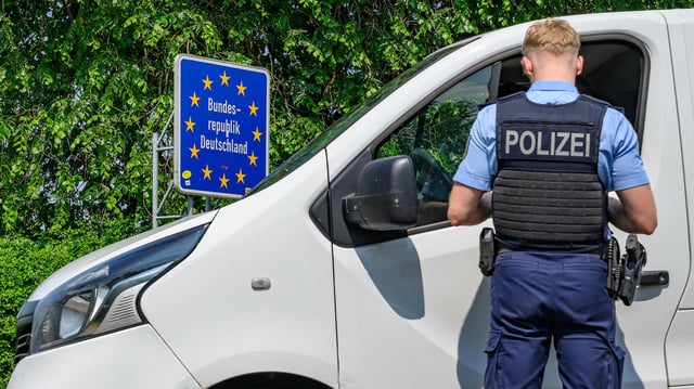 Ein Beamter der Bundespolizei hat den Fahrer eines Kleintransporters bei der Einreise am deutsch-polnischen Grenzübergang von Küstrin-Kietz gestoppt.