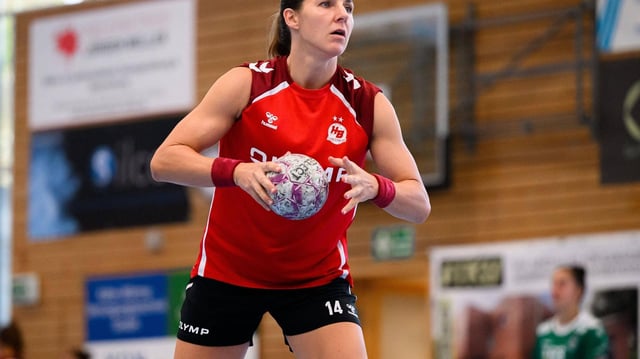 Handballerin Karolina Kudlacz-Gloc (Ludwigsburg) am Ball