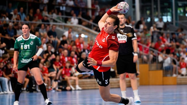 Handballerin Karolina Kudlacz-Gloc (im Trikot der HB Ludwigsburg) bei Sprungwurf