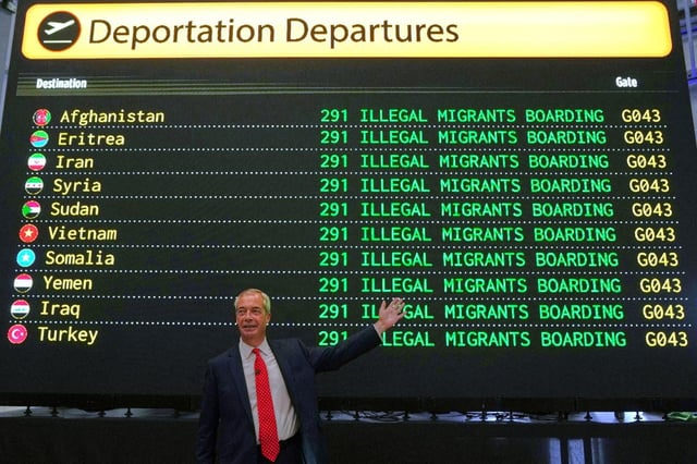 El líder populista de derechas Nigel Farage posa ante un anuncio imaginario de vuelos de deportación de inmigrantes.