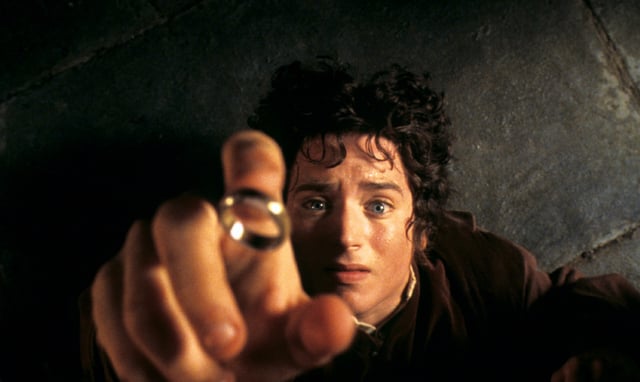 Im Film „Herr der Ringe" muss Frodo den Elbenring zerstören.