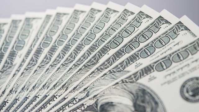El dólar baja este martes.