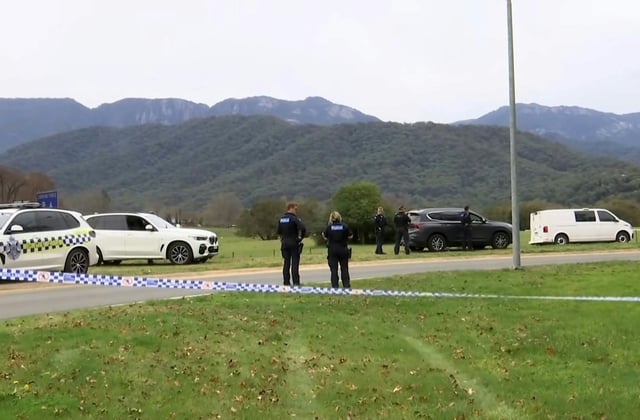 In Australien hat ein bewaffneter Mann bei einer Durchsuchung auf einem Grundstück in einer abgelegenen Gegend zwei Polizisten erschossen. Der Verdächtige sei in die Wildnis geflohen, teilte der zuständige Polizeichef Mike Bush am Dienstag mit.