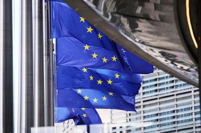La bandera de la Unión Europea ondea fuera de las oficinas generales del organismo en Bruselas, el jueves 21 de agosto 2025. (AP Foto/Virginia Mayo)