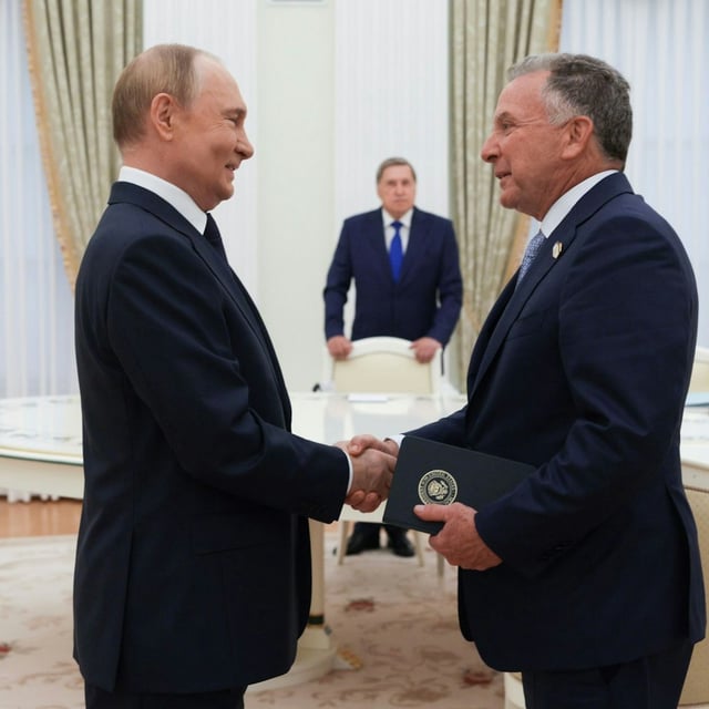 Russlands Präsident Wladimir Putin empfängt den Sondergesandten von US-Präsidentdonald  Trump, Steve Witkoff (r) während ihres Treffens in Moskau.