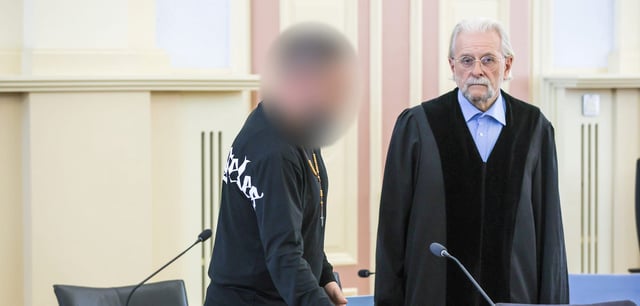 Der Angeklagte mit seinem Verteidiger im Landgericht Hechingen