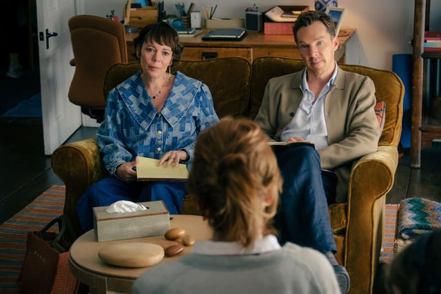 Olivia Colman et Benedict Cumbertach se livrent à un cabotinage british à côté de leurs pompes.