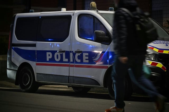 Une conductrice de 21 ans a été mise en examen lundi et incarcérée pour homicide volontaire après avoir percuté et tué un autre conducteur sorti de son véhicule pour s'expliquer avec elle après une altercation à un feu rouge