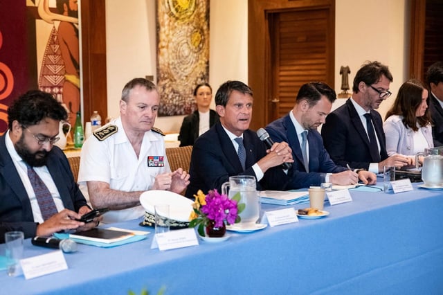 Le ministre des Outre-mer, Manuel Valls, en réunion à Nouméa, le 20 août.