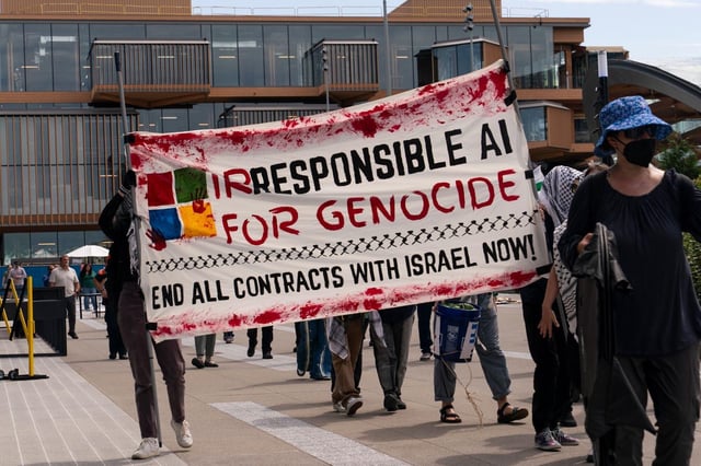 Empleados y exempleados de Microsoft protestan por los contratos que unen a la empresa con el ejército de Israel y su guerra en Gaza.