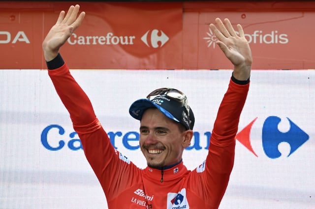 Le coureur de la Groupama-FDJ David Gaudu paré du maillot rouge de leader de la Vuelta au terme de la 3e étape à Voiron, en France, le 26 août 2025