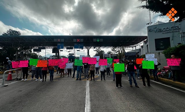 Bloquean paso en caseta de Zinapécuaro; exigen localización de vecino