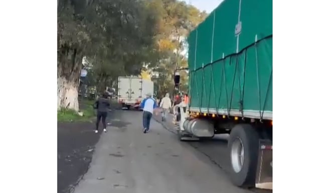 Pobladores de Huáncito bloquean la Zamora-Uruapan