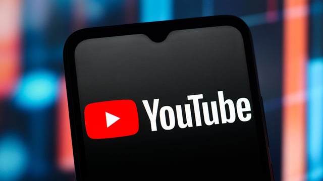 YouTube auf einem Handy Display Symbolbild