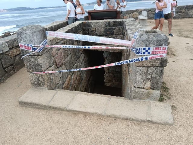 Escaleras precintadas en A Lanzada