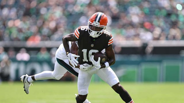 Aug 16, 2025; Philadelphia, Pennsylvania, USA; Cleveland Browns wide receiver Diontae Johnson (16) makes a catch against the Philadelphia Eagles during the first quarter at Lincoln Financial Field. Mandatory Credit: Bill Streicher-Imagn Images