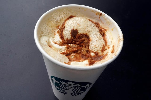 ARCHIVO - Una bebida Pumpkin Spice Latte sobre una mesa en un Starbucks en Nueva York, el 24 de agosto de 2023. (AP Foto/Richard Drew, Archivo)