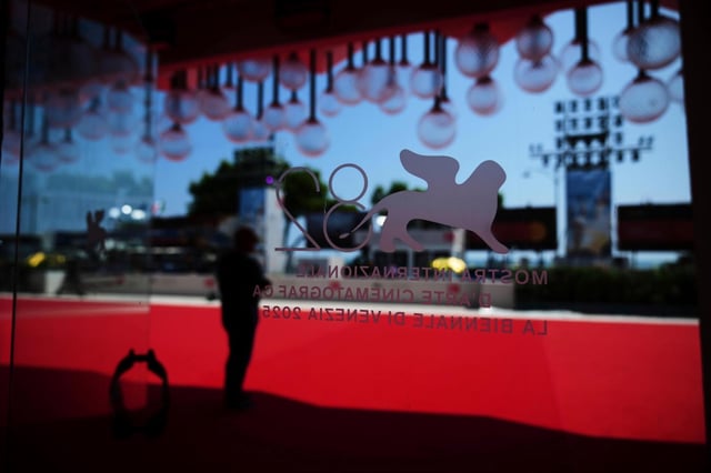 Se ve la alfombra roja antes del Festival de Cine de Venecia en Venecia, Italia, el martes 26 de agosto de 2025. (Foto Alessandra Tarantino/Invision/AP)