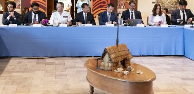 Le ministre des Outre-Mer, Manuel Valls (c), à Nouméa, le 20 août 2025
