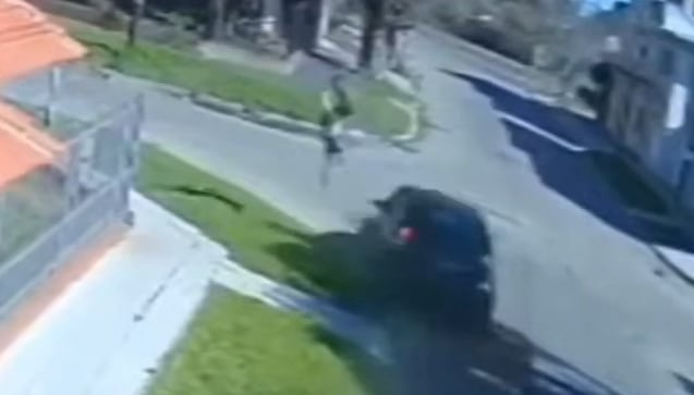 El momento del choque entre el auto y el ciclista