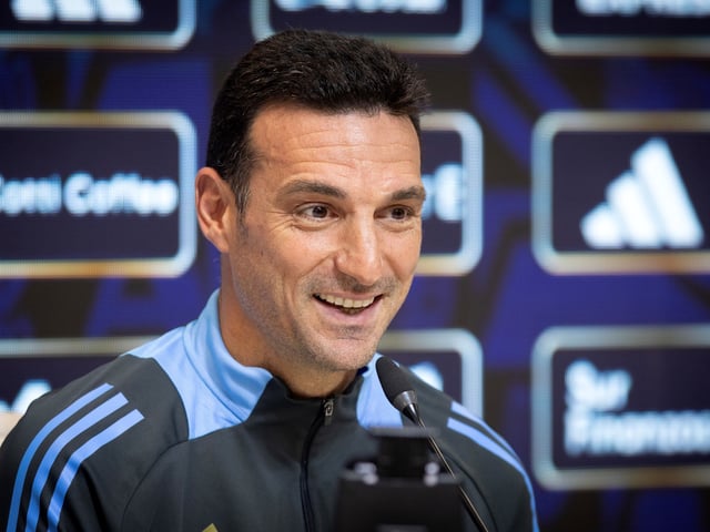 (250609) -- EZEIZA, 9 junio, 2025 (Xinhua) -- El entrenador de la selección Argentina de fútbol, Lionel Scaloni, sonríe durante una conferencia de prensa llevada a cabo en el predio de la Asociación de Fútbol Argentino, en la ciudad de Ezeiza, Argentina, el 9 de junio de 2025. Scaloni confirmó el lunes que el delantero, Lionel Messi, será titular en el partido que disputará el próximo martes la selección albiceleste ante Colombia, en Buenos Aires. (Xinhua/Martín Zabala) (mz) (rtg) (oa) (ce)