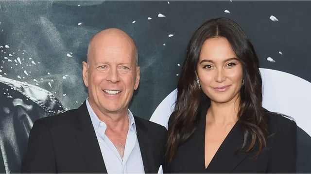 Bruce Willis junto a su esposa Emma.