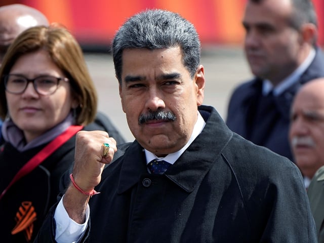 AME456. BOGOTÁ (COLOMBIA), 25/08/2025.- Fotografía de archivo del 9 de mayo de 2025 del presidente de Venezuela, Nicolás Maduro, en el desfile militar del Día de la Victoria, en Moscú (Rusia). Maduro juró este lunes que a la nación caribeña "no la toca nadie", y aseguró que fueron activadas todas "las fuerzas y el poder nacional" para defender al país de "las amenazas ilegales, inmorales y criminales del imperio de los Estados Unidos". EFE/ Pavel Bednyakov ARCHIVO