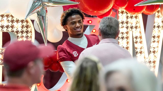 Aug. 4, 2025; Tuscaloosa, AL, USA; Alabama Crimson Tide players and coaches participate in a media day with reporters and fans at the Hank Crisp Indoor Practice Facility. Wide receiver Ryan Williams greets fans as they come up to have a photo taken with him.

Gary Cosby Jr. / USA TODAY NETWORK via Imagn Images