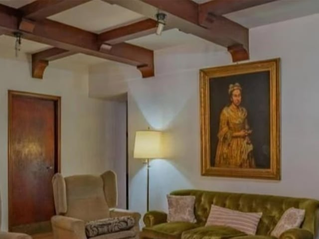 El cuadro del artista italiano Vittore Ghislandi, robado durante la guerra, aparece colgado en el salón de una casa en una localidad argentina. © Servicio Nacional del Patrimonio Cultural/ Robles Casas & Campos