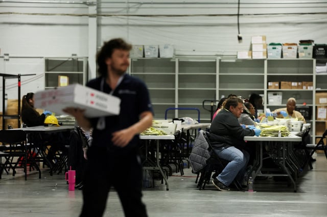 Electoral workers sort through envelopes to make sure no ballots are left inside them during ballot counting for the 2024 U.S. presidential election on Election Day in Philadelphia, Pennsylvania, U.S., November 5, 2024. REUTERS/Leah Millis/File Photo