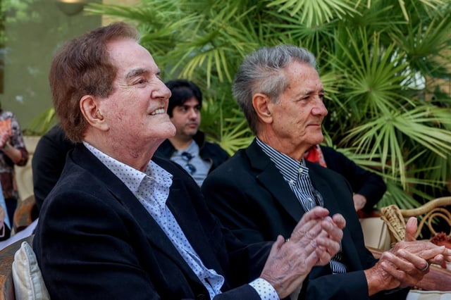 Los integrantes del Dúo Dinámico, Manuel de la Calva (i) y Ramón Arcusa (d), aplauden durante la concesión de la Medalla de Honor de SGAE, en la sede de SGAE de Madrid, a 9 de mayo de 2024, en Madrid (España).