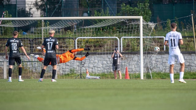 Chadi Ramadan (nicht im Bild, Preussen) erzielt das Tor zum 1:0 gegen Torhüter Florian Horenburg (Chemie Leipzig).