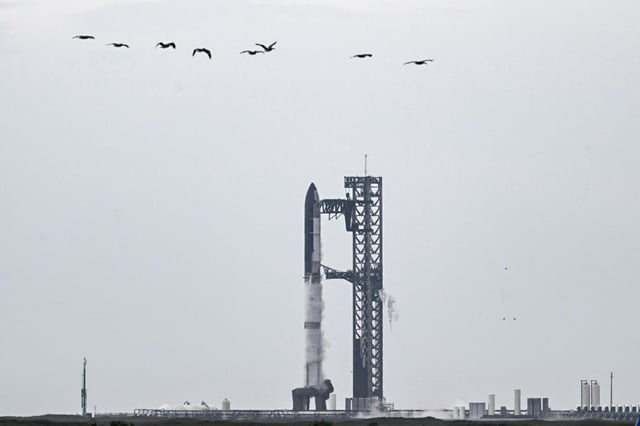 La mégafusée Starship de SpaceX sur son pas de tir, à Starbase, au Texas, le 25 août 2025
