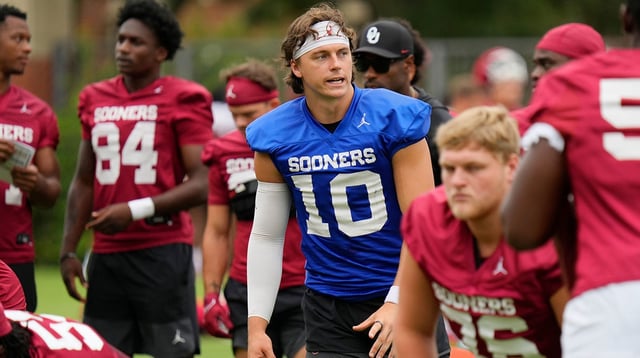 Quarterback John Mateer calls signals at the University of Oklahoma (OU) first fall open football practice, Friday, Aug. 1, 2025. © DOUG HOKE/THE OKLAHOMAN / USA TODAY NETWORK via Imagn Images