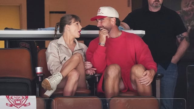 Singer Taylor Swift, left, and Kansas City Chiefs football player Travis Kelce, front right