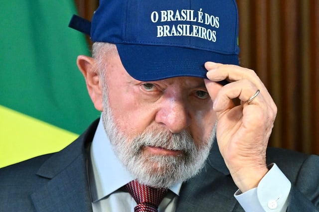 El presidente de Brasil, Luiz Inácio Lula da Silva, se coloca una gorra con la inscripción "Brasil pertenece a los brasileños" durante una reunión ministerial en el Palacio del Planalto, en Brasilia, el 26 de agosto de 2025