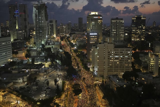 Personas participan en una protesta para exigir la liberación inmediata de todos los rehenes en manos de Hamas y reclamar el fin de la guerra en la Franja de Gaza, en Tel Aviv, Israel, el martes 26 de agosto de 2025.