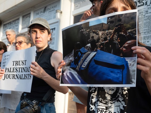 TEL AVIV, 13/08/2025.- Una treintena de periodistas israelíes protestaron este miércoles en el centro de Tel Aviv por el asesinato, a manos del Ejército israelí, de decenas de reporteros palestinos en la Franja de Gaza. "Dejad de asesinar a periodistas en Gaza", podía leerse, en inglés, árabe y hebreo, en una de las pancartas exhibidas por el grupo, que se concentró en silencio durante una media hora en los escalones de entrada a la sede de la Asociación Nacional de Periodistas Israelíes. EFE/Magda Gibelli