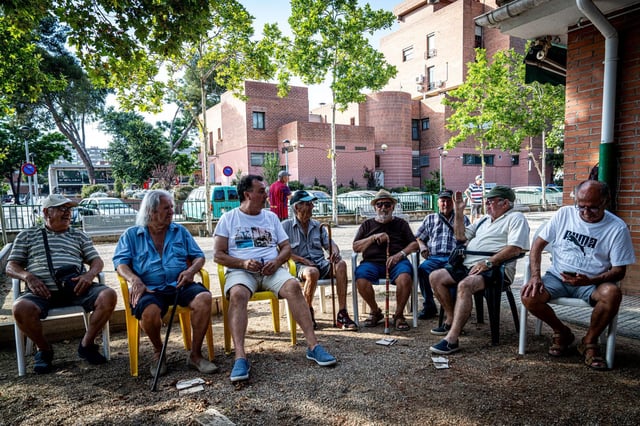 Jubilados de Badia del Vallès sentados en el club de petanca.