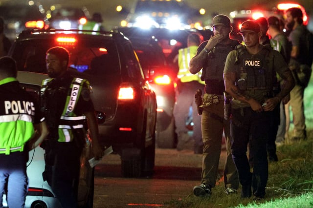 Federal law enforcement agents and Metropolitan Police Department police officers work at a vehicle checkpoint on New York Avenue near the U.S. National Arboretum on August 20, 2025, in Washington, D.C.