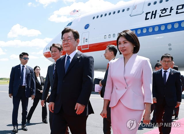 President Lee Jae Myung (L) and first lady Kim Hea Kyung arrive at Philadelphia International Airport in Philadelphia on Aug. 26, 2025 to visit Hanhwa Philly Shipyard. (local time) (Yonhap) 